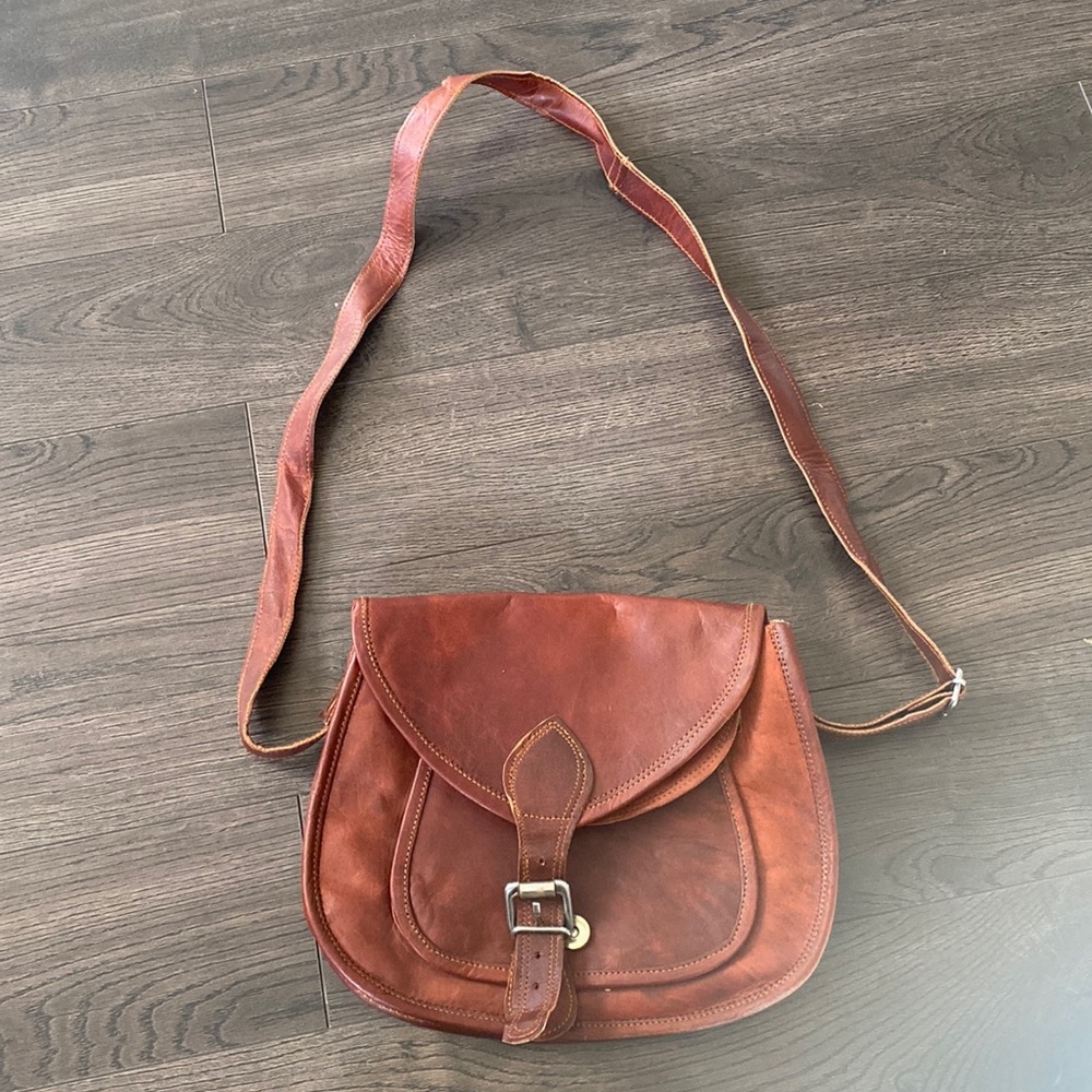 Saddle cross body